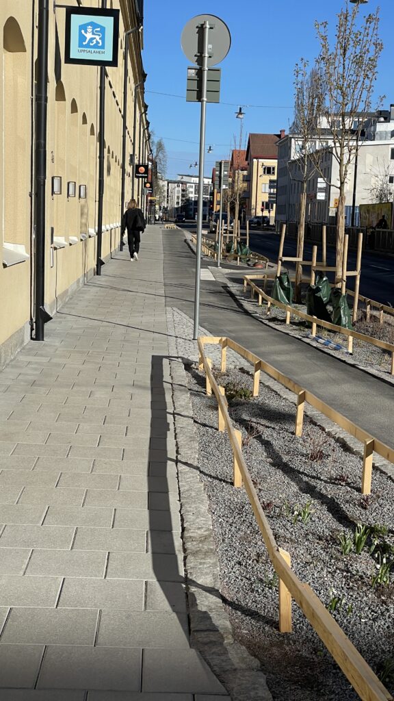 Mycket smal gångbana och mycket smal cykelbana intill trädzon på Väderkvarnsgatan