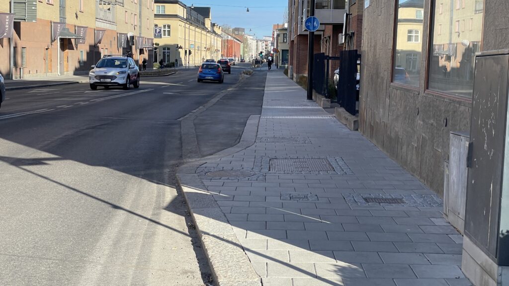 gångbana och cykelbana på Väderkvarnsgatan östa sidan mellan Vaksalagatan och S:t Persgatan.