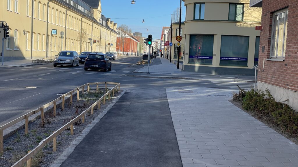 Gångbana och cykelbana på Väderkvarnsgatan vid korsningen av S:t Persgatan.