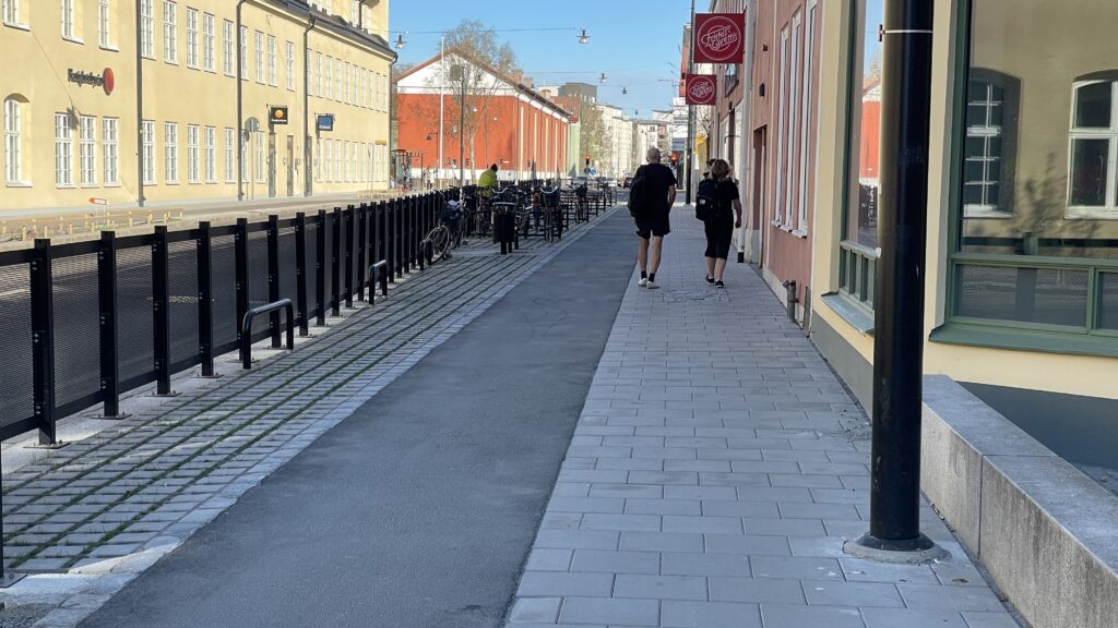 Plats för två att gå i bredd på gångbanan, men inte möta någon. Väderkvarnsgatan utanför Friskis och Svettis.