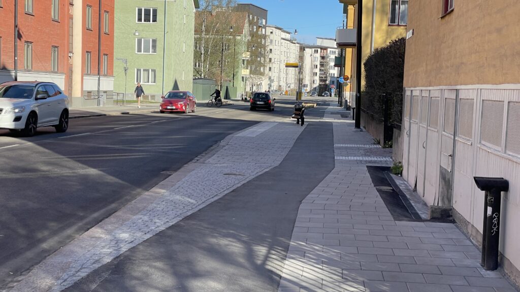 Vid hållplatsklack blir ändå gångbana och cykelbana smalare. Väderkvarnsgatan
