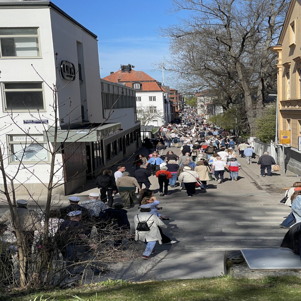 mängder med folk som går på Slottsgränd, Uppsala